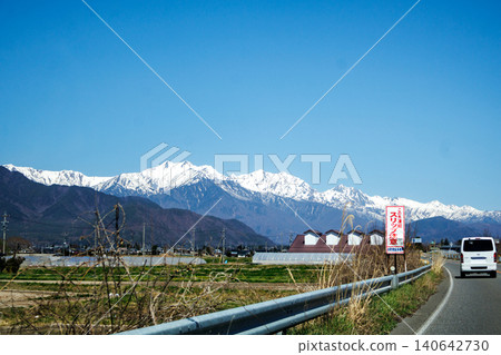 長野縣安曇野市北阿爾卑斯山全景公路的列車員行進場景。 140642730