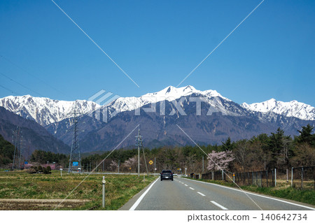 長野縣安曇野市北阿爾卑斯山全景公路的列車員行進場景。 140642734