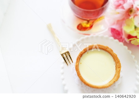 Lemon tart and black tea Lemon tart and black tea 140642920