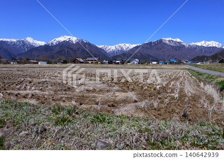 The majestic Hakuba mountain range as seen from Omachi City, Nagano Prefecture. The majestic Hakuba mountain range as seen from Omachi City, Nagano Prefecture. 140642939