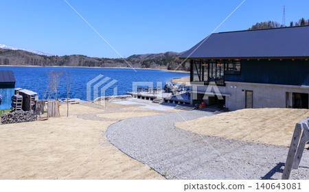 The pure spring scenery of Lake Aoki in Omachi City, Nagano Prefecture. 140643081