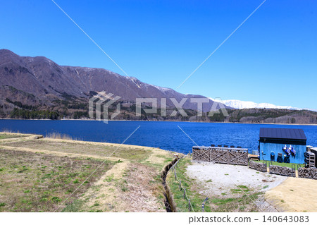 長野縣大町市青木湖純淨的春日景色。 長野縣大町市青木湖純淨的春日景色。 140643083
