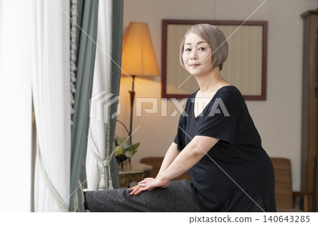 老婦人在客廳伸展身體 140643285