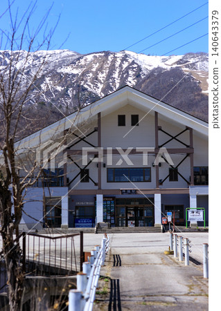 JR大糸線上的神代站背靠著白雪皚皚的群山。 JR大糸線上的神代站背靠著白雪皚皚的群山。 140643379