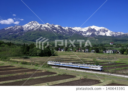 413系列「假日班列」列車在妙高山腳下行駛。 413系列「假日班列」列車在妙高山腳下行駛。 140643391