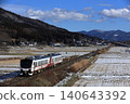 「雛火釜石號」列車穿過遠野盆地。 140643392