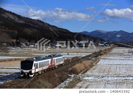 「雛火釜石號」列車穿過遠野盆地。 140643392