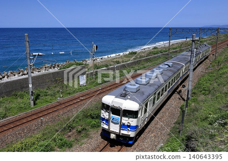 The 413 series "Holiday Liner" runs along the Sea of Japan coast. The 413 series "Holiday Liner" runs along the Sea of Japan coast. 140643395