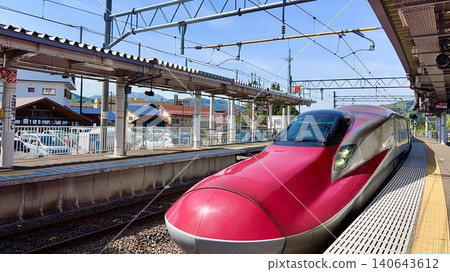 Akita Shinkansen E6 series "Komachi" entering the platform <JR East Tazawako Station/Semboku City, Akita Prefecture> Akita Shinkansen E6 series "Komachi" entering the platform <JR East Tazawako Station/Semboku City, Akita Prefecture> 140643612