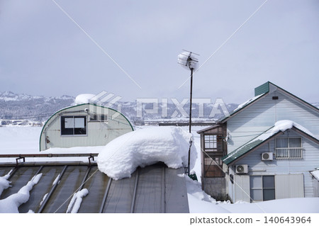 Snow-covered Yagi antenna 02 Snow-covered Yagi antenna 02 140643964
