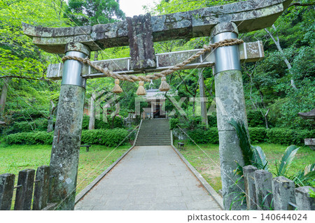 熊本縣天草市崎津谹訪神社的石鳥居及參拜殿 熊本縣天草市崎津谹訪神社的石鳥居及參拜殿 140644024