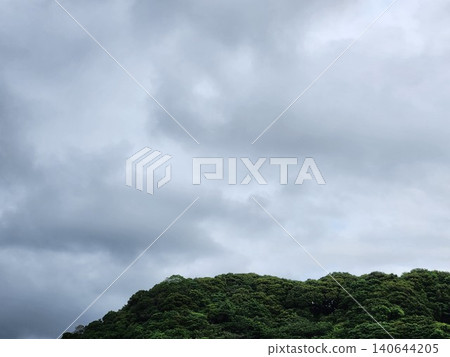 多雲的天空和山脈 多雲的天空和山脈 140644205