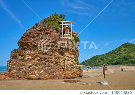 在島根縣出雲市大社町欣賞稻佐海灘和弁天島的景色 在島根縣出雲市大社町欣賞稻佐海灘和弁天島的景色 140644220