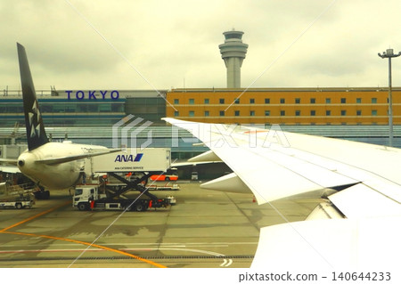 Haneda Airport (photographed from inside an airplane in Ota Ward, Tokyo) Haneda Airport (photographed from inside an airplane in Ota Ward, Tokyo) 140644233