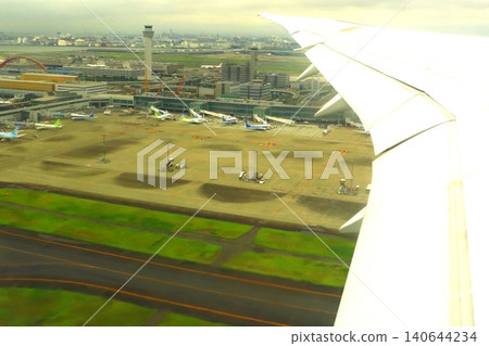 羽田機場(照片攝於飛機內部,起飛後不久,東京都大田區) 羽田機場(照片攝於飛機內部,起飛後不久,東京都大田區) 140644234