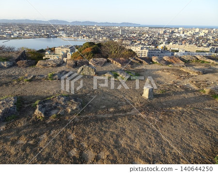 鳥取縣米子城天守閣遺址,以及中海湖、日本海和遠處米子市的壯麗景色。 鳥取縣米子城天守閣遺址,以及中海湖、日本海和遠處米子市的壯麗景色。 140644250
