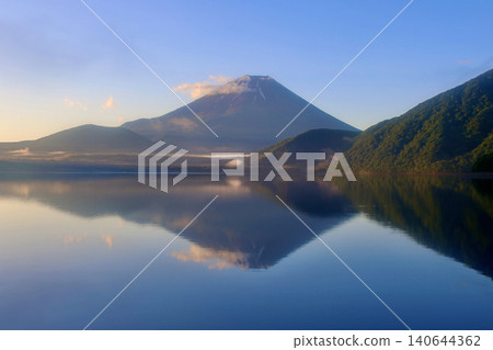Lake Motosu, Mount Fuji, and early morning (Fujikawaguchiko Town, Yamanashi Prefecture) Lake Motosu, Mount Fuji, and early morning (Fujikawaguchiko Town, Yamanashi Prefecture) 140644362