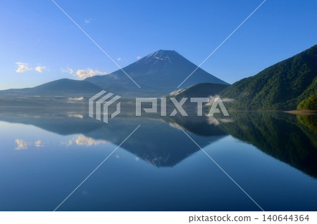 本棲湖、富士山及清晨(山梨縣富士河口湖町) 本棲湖、富士山及清晨(山梨縣富士河口湖町) 140644364