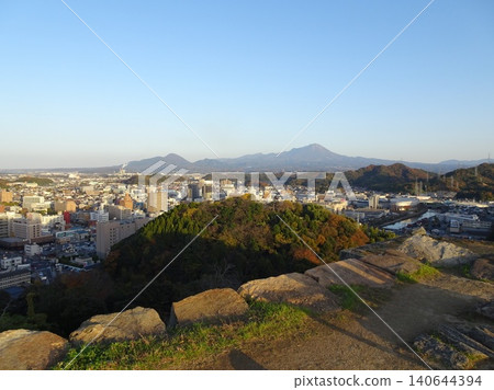從米子城遺址的天守閣基座可以俯瞰大山山脈和米子市全景。 從米子城遺址的天守閣基座可以俯瞰大山山脈和米子市全景。 140644394