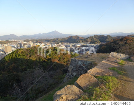 從這裡可以欣賞到米子城遺址堅固的石牆和遠處大山山脈的壯麗景色。 從這裡可以欣賞到米子城遺址堅固的石牆和遠處大山山脈的壯麗景色。 140644465