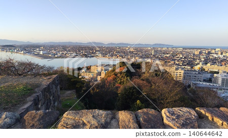 從米子城遺址的城堡塔樓石基上,可以欣賞到日落時分中海湖和米子市令人嘆為觀止的全景。 從米子城遺址的城堡塔樓石基上,可以欣賞到日落時分中海湖和米子市令人嘆為觀止的全景。 140644642