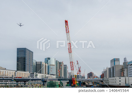 高輪Gateway站前的重建工地與起重機 高輪Gateway站前的重建工地與起重機 140645564