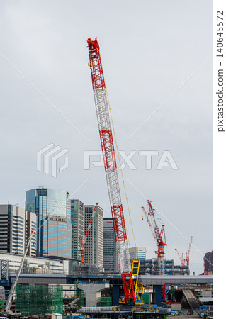 The elevated railway and redevelopment construction site in front of Takanawa Gateway Station. 140645572