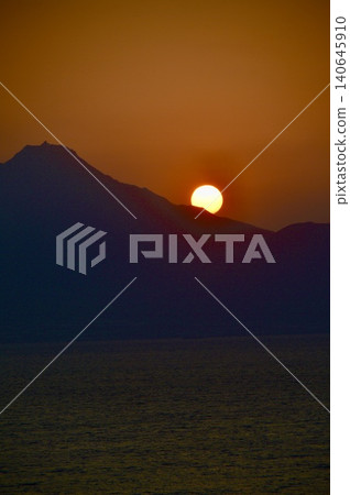 Sunset over Mount Unzen-Fugen (Okoshiki Coast, northern shore of Uto Peninsula / Shimoamida-cho, Uto City, Kumamoto Prefecture) Sunset over Mount Unzen-Fugen (Okoshiki Coast, northern shore of Uto Peninsula / Shimoamida-cho, Uto City, Kumamoto Prefecture) 140645910