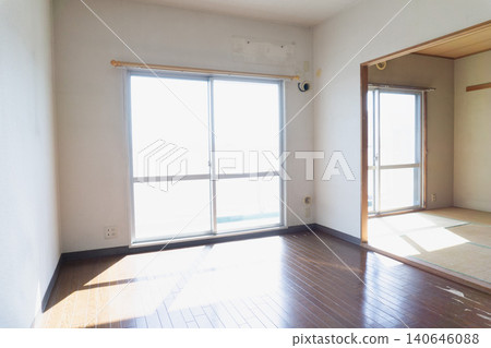 An old apartment building with vacant rooms: living room and Japanese-style room, before renovation. 140646088