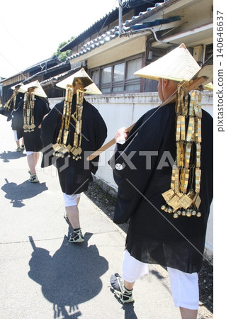 一場美麗的稻米種植活動，人們身著袴（日本傳統褲子）。 140646637