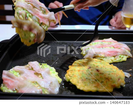 Okonomiyaki cooking kitchen 140647183