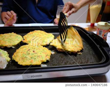 Okonomiyaki cooking kitchen Okonomiyaki cooking kitchen 140647186