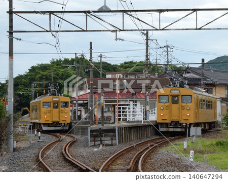 Onoda Line 123 series trains lined up at Suzumeda Station 140647294