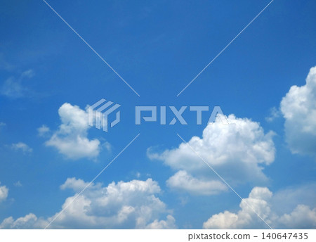 積雨雲蔓延在藍天之上,營造出夏日的留白空間。 積雨雲蔓延在藍天之上,營造出夏日的留白空間。 140647435