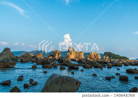 The summer blue sky and the magnificent view of Hashigui-iwa rocks make the rock face in the foreground stand out. The summer blue sky and the magnificent view of Hashigui-iwa rocks make the rock face in the foreground stand out. 140648769