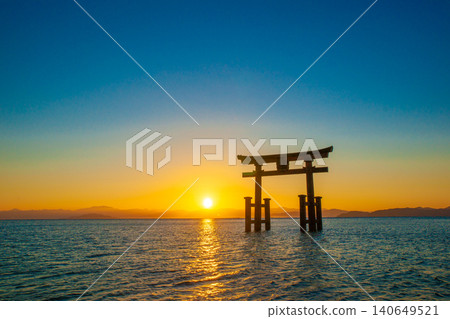 琵琶湖上漂浮著一座鳥居(白日神社),旭日東昇。 琵琶湖上漂浮著一座鳥居(白日神社),旭日東昇。 140649521