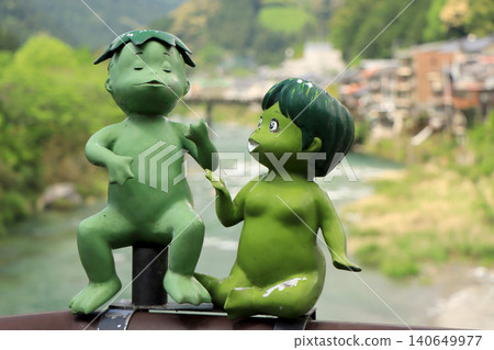 一座河童雕像安放在橫跨清澈溪流的橋樑欄桿上。 140649977