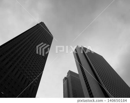 黃昏時分,西新宿的摩天大樓在緋紅雲層的襯托下顯得格外雄偉。 黃昏時分,西新宿的摩天大樓在緋紅雲層的襯托下顯得格外雄偉。 140650184
