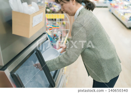 super market, supermarket, female 140650340