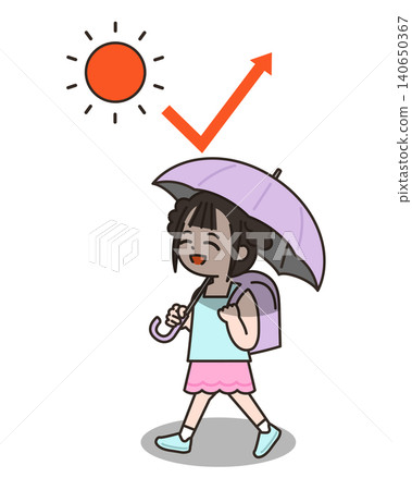 一個女孩撐著陽傘走在上學的路上。 140650367