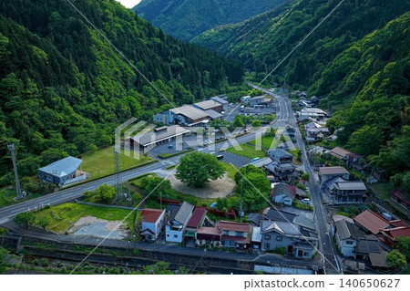 從空中俯瞰廣島縣雪溫泉度假小鎮和鬱鬱蔥蔥的青山。 從空中俯瞰廣島縣雪溫泉度假小鎮和鬱鬱蔥蔥的青山。 140650627