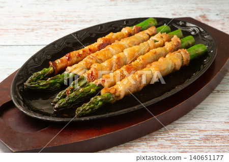 肉包裹蘆筍 140651177