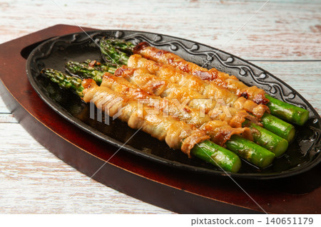 肉包裹蘆筍 140651179