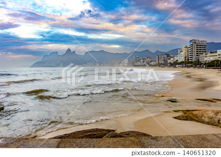 The sea and the city 140651320