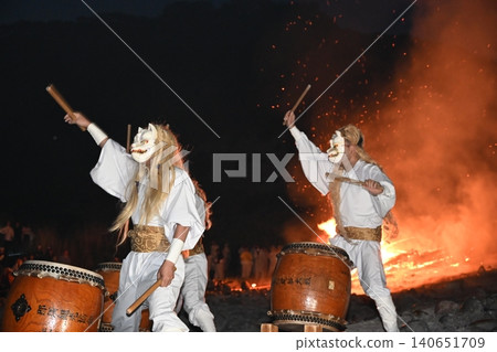 Nasu Sacred Fire Festival: White-faced, golden-haired nine-tailed fox drum performance, Tochigi Prefecture 140651709