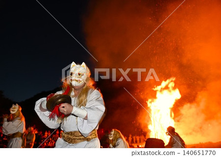 Nasu Sacred Fire Festival: White-faced, golden-haired nine-tailed fox drum performance, Tochigi Prefecture 140651770