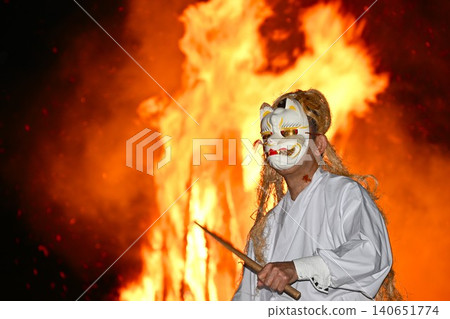 Nasu Sacred Fire Festival: White-faced, golden-haired nine-tailed fox drum performance, Tochigi Prefecture 140651774