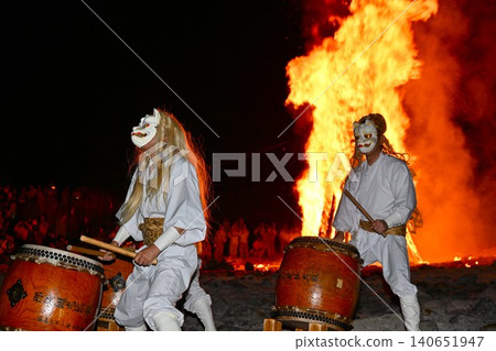 Nasu Sacred Fire Festival: White-faced, golden-haired nine-tailed fox drum performance, Tochigi Prefecture 140651947