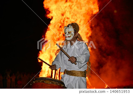 Nasu Sacred Fire Festival: White-faced, golden-haired nine-tailed fox drum performance, Tochigi Prefecture 140651953