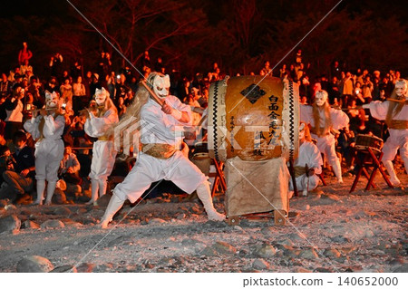 Nasu Sacred Fire Festival: White-faced, golden-haired nine-tailed fox drum performance, Tochigi Prefecture 140652000